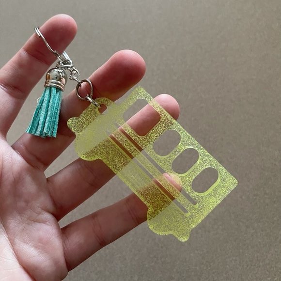 🎉🎉2x HP🎉🎉 Handmade School Bus Keychain - Picture 2 of 6